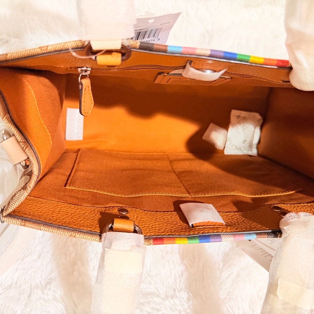 COACH DEMPSEY TOTE 22
IN SIGNATURE JACQUARD WITH RAINBOW STRIPE + LG WRISTLET - Picture 9 of 9
